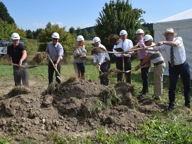 Spatenstich für den Neubau von Qiagen im Gewerbegebiet Blumhof